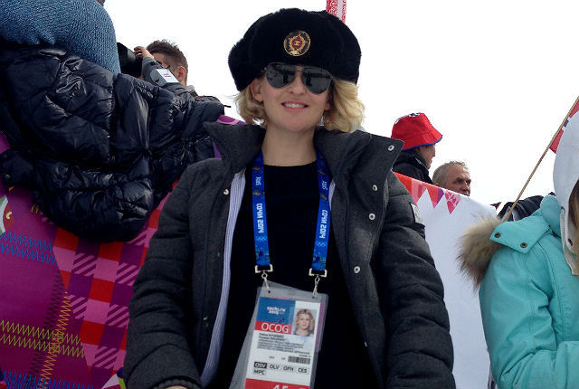 Меховая ушанка Maison Michel, украшенная патриотичным значком Chanel из коллекции Paris-Moscou